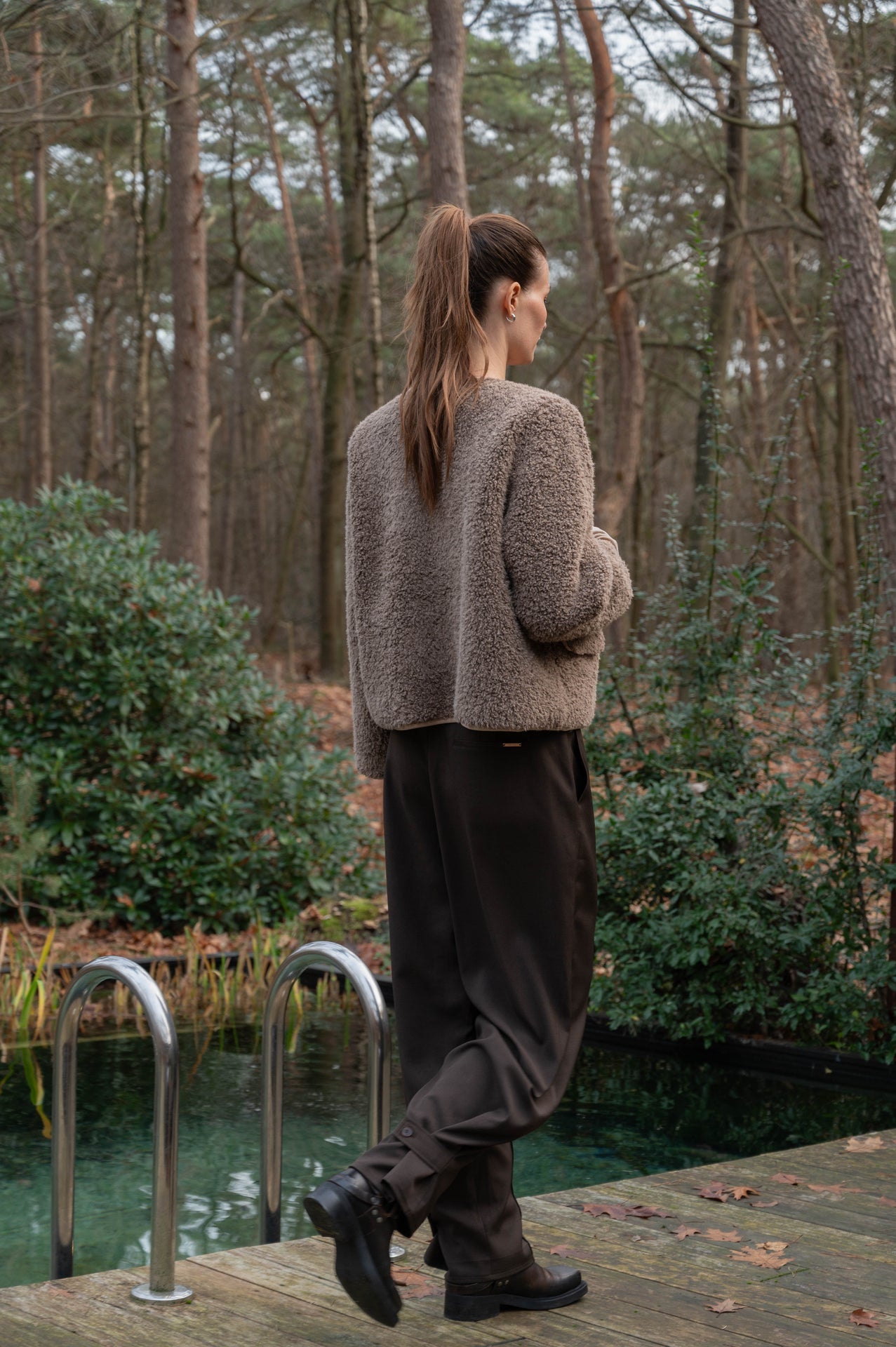 achterzijde broek sevilla bruin waarbij je het knoopdetail aan de achterkant goed ziet zitten