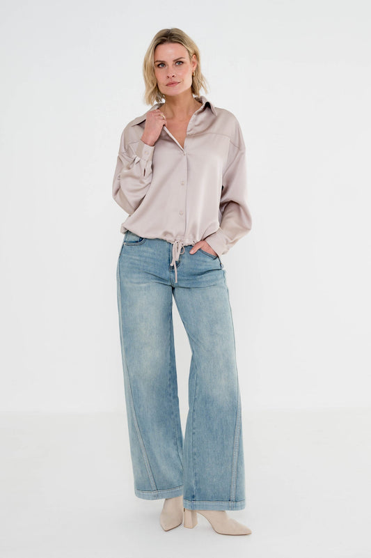 lisboa palazzo jeans met hoge taille en wijde, rechte pijpen in combinatie met een luxe greige blouse