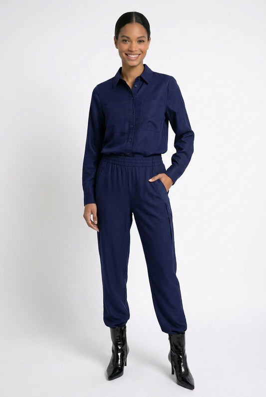 donkerblauwe broek voss gecombineerd met een blauwe blouse