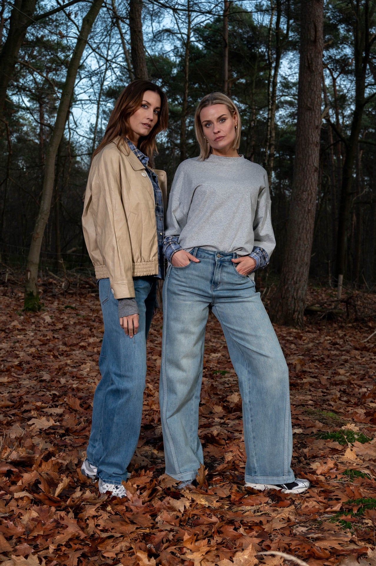 beide dames dragen een stoere herfstoutfit met een jeans van pure by zizo