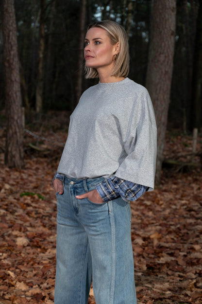herfstoutfit gecombineerd met een wide leg jeans en oversized shirt