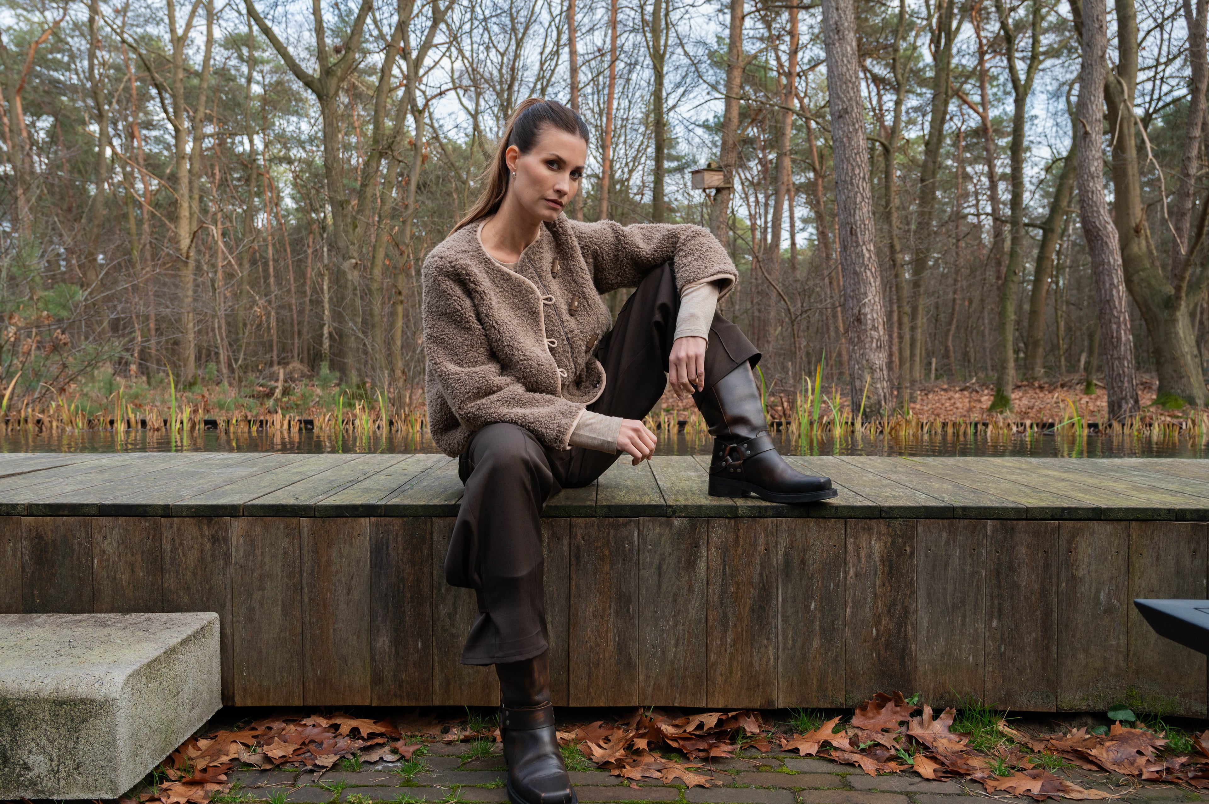 model draagt de nieuwe herfstcollectie van pure by zizo