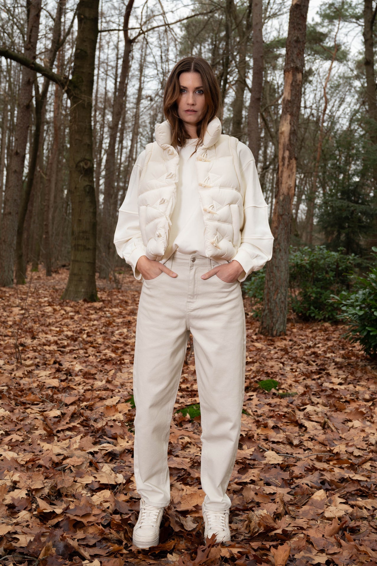 complete outfit dames herfst met offwhite jeans en shirt met lange mouwen en daarover een offwhite bodywarmer