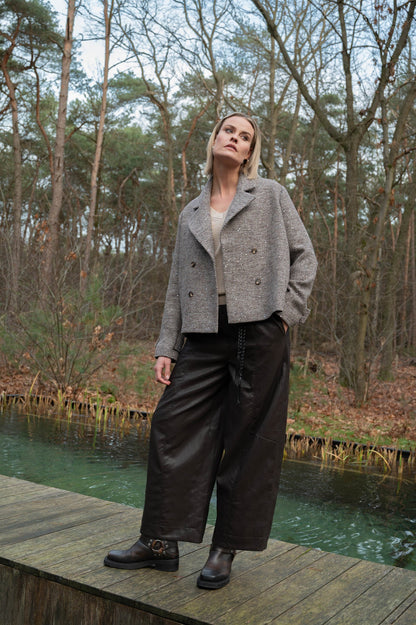 fanano broek bruin gecombineerd met een leuke herfstjas voor een complete damesoutfit