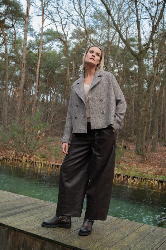 fanano broek bruin gecombineerd met een leuke herfstjas voor een complete damesoutfit