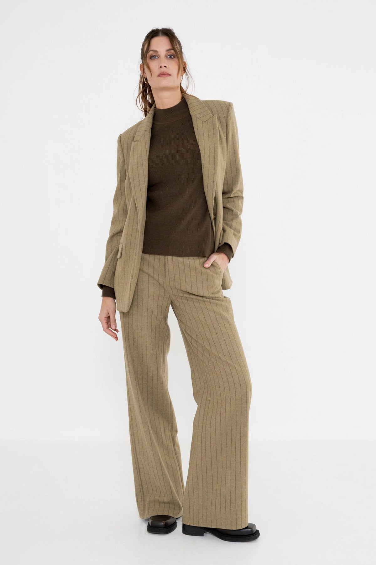 complete set van blazer en broek in hetzelfde khaki gestreepte motief
