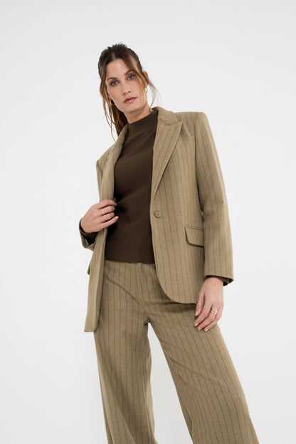 rora khaki blazer met gestreept design boven een gestreepte broek in dezelfde kleur