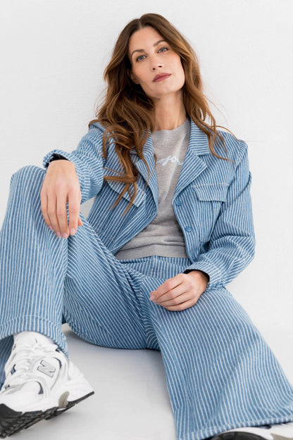 stoere herfstoutfit met een jeans blauwgestreepte blouse en broek 