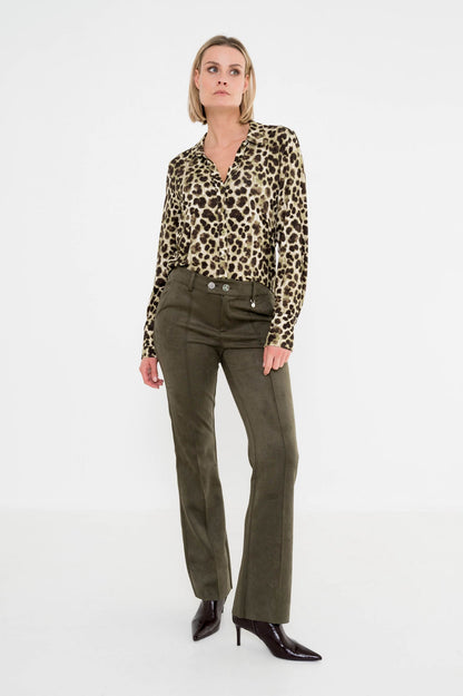 flared fit broek pia in mosgroen suedelook gecombineerd met een leuke groene panterprint blouse