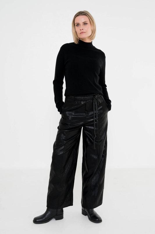 zwarte leatherlook wijde broek met ceintuur in dezelfde kleur gevlochten
