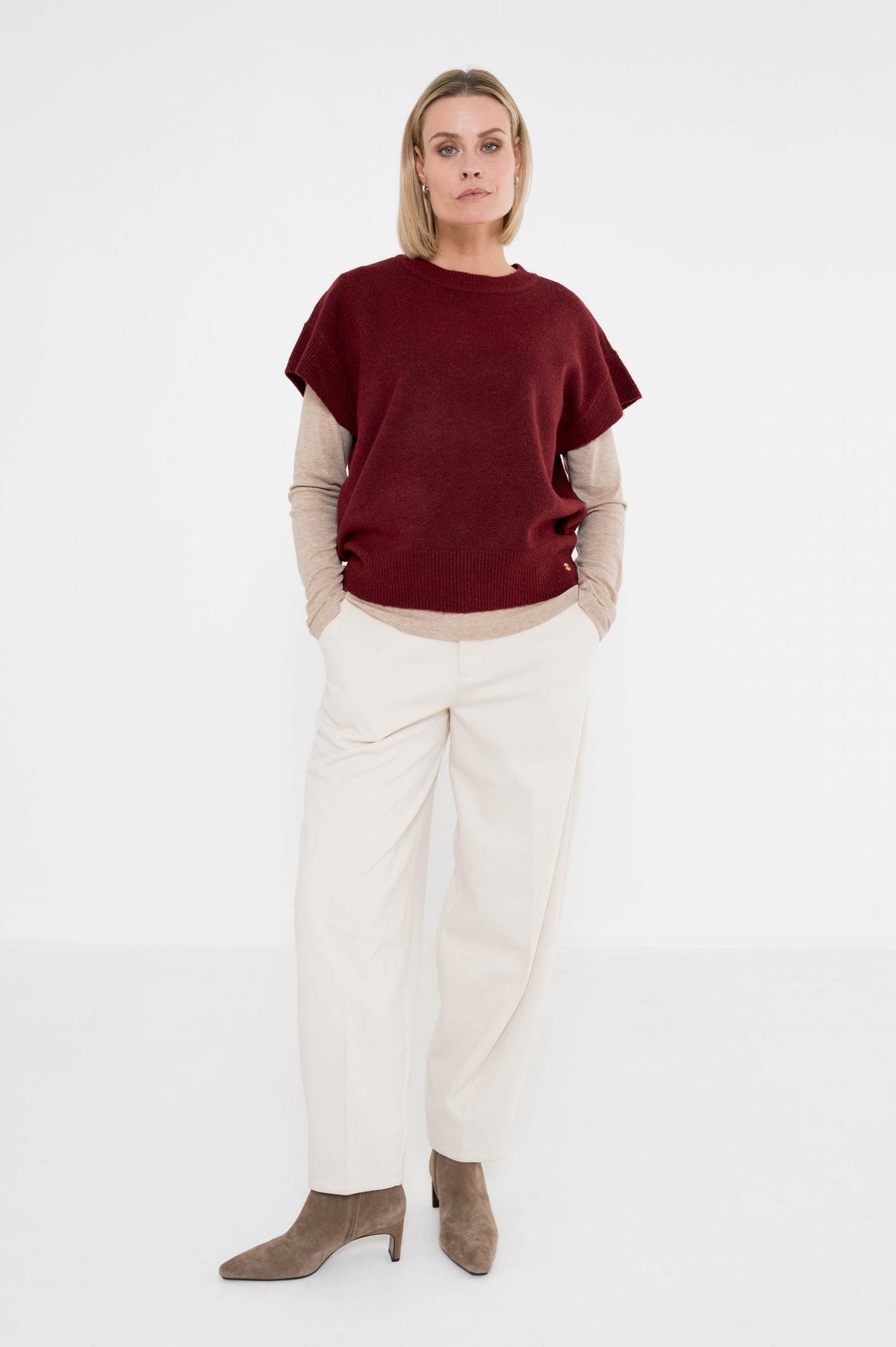 offwhite barrelbroek picos gecombineerd met een wijnrood t-shirt over een zandkleur trui