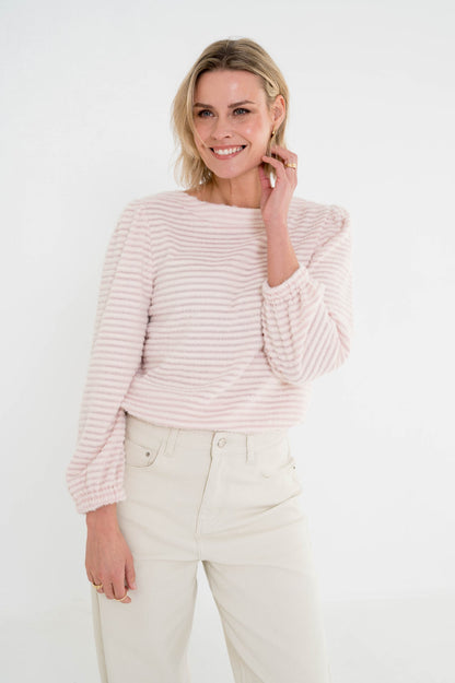 model draagt de barrel fit jeans in offwhite met een zacht herfstshirt met lange mouwen voor een zachte najaarslook