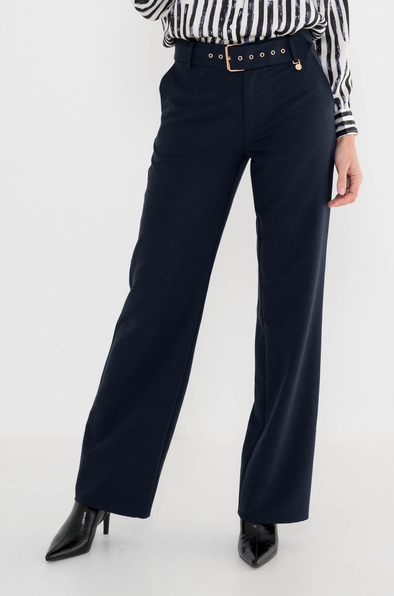donkerblauwe broek met bijpassende riem radik gecombineerd met een blauw gestreepte blouse