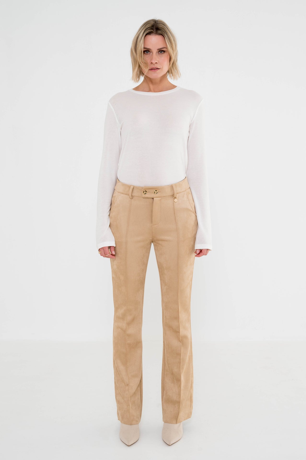 flared fit broek pia in camelkleur gecombineerd met een wit shirt voor een frisse herfstlook