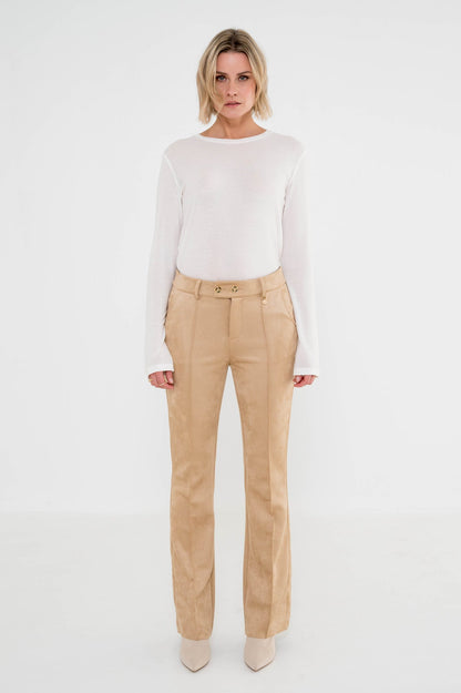 flared fit broek pia in camelkleur gecombineerd met een wit shirt voor een frisse herfstlook