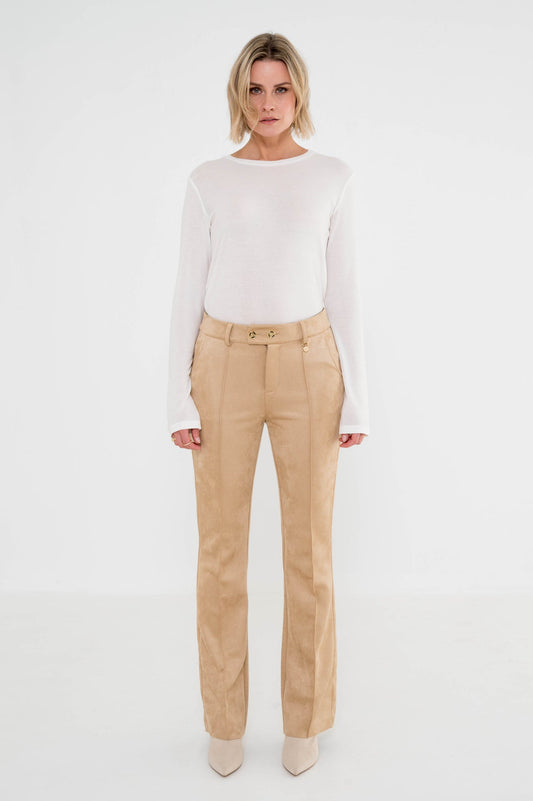 flared fit broek pia in camelkleur gecombineerd met een wit shirt voor een frisse herfstlook