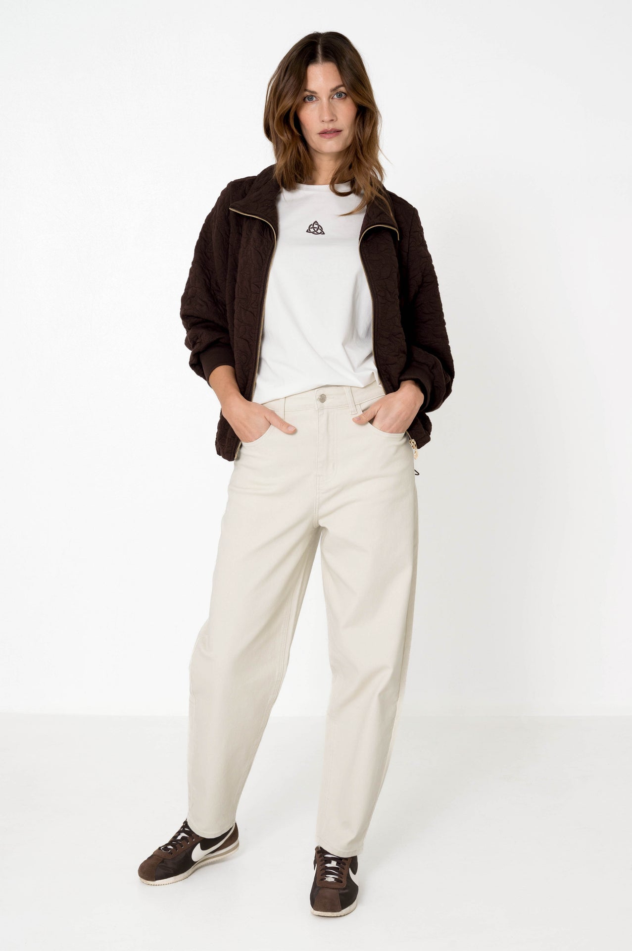 offwhite barreljeans lagos in combinatie met wit t-shirt en bruin jasje