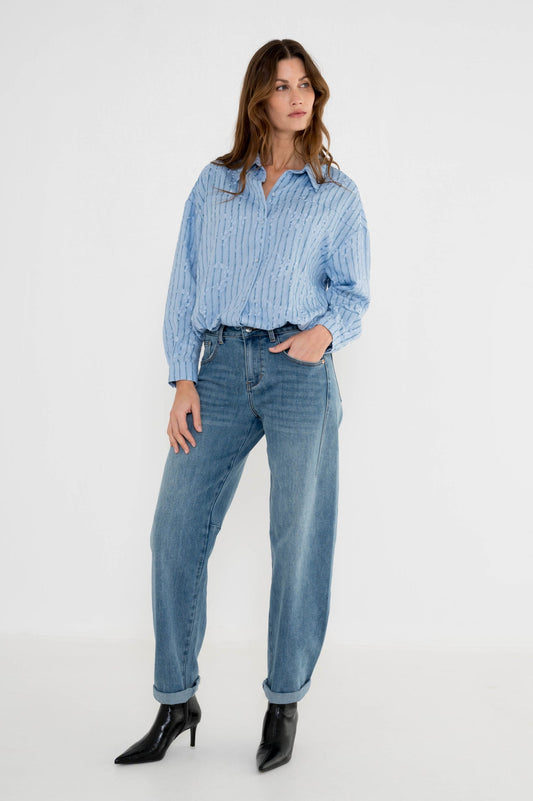 largos barrel jeans in denm kleur met lichtblauwe gestreepte blouse gecombineerd