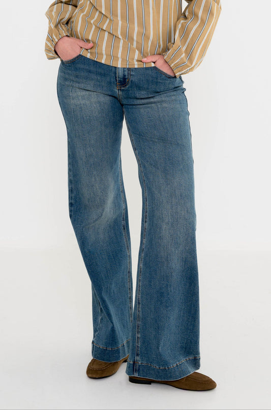 vintage wide leg jeans porto van zizo met een gestreepte camel shirt