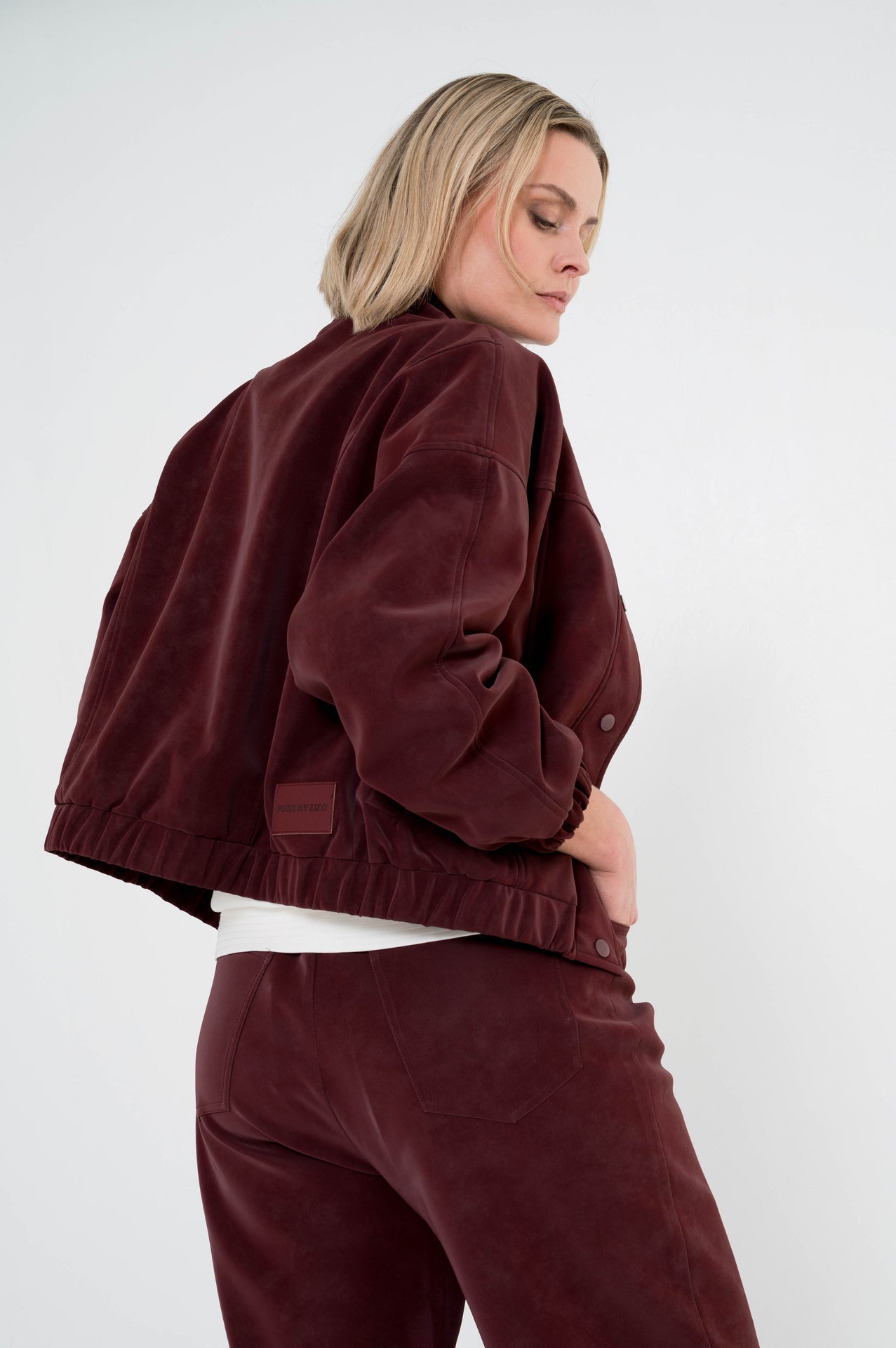 achterkant wijnrood suedelook jasje met bijpassende broek