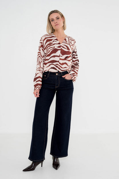 combineer lisboa jeans in donkerblauw met een zebraprint shirt met v-hals