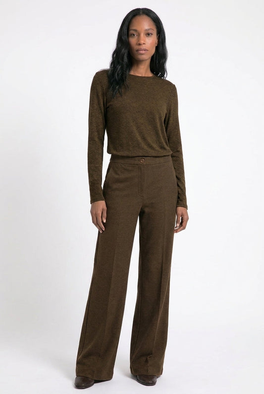 model draagt wide leg patti in het mosgroen met een mosgroen shirt met ronde hals en lange mouwen
