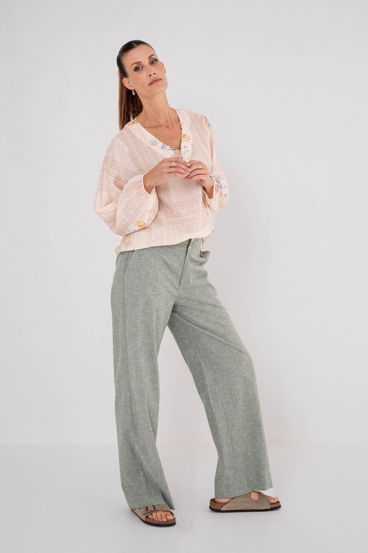 zomerbroek met luxe linnenlook in pale olive kleur