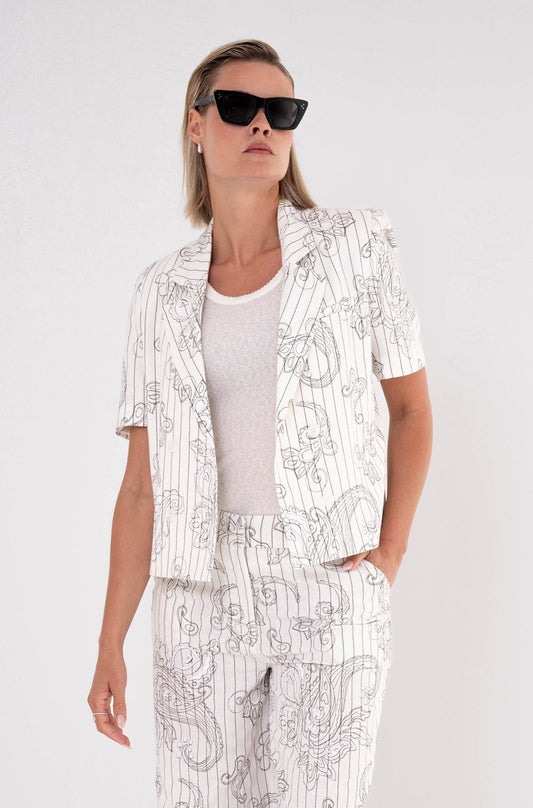 tanner blazer met subtiele streep en paisley print gecombineerd met dezelfde stijl broek voor een zomerlook