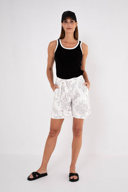 korte broek met steekzakken gemaakt van een luchtige stof met streep en paisleyprint 