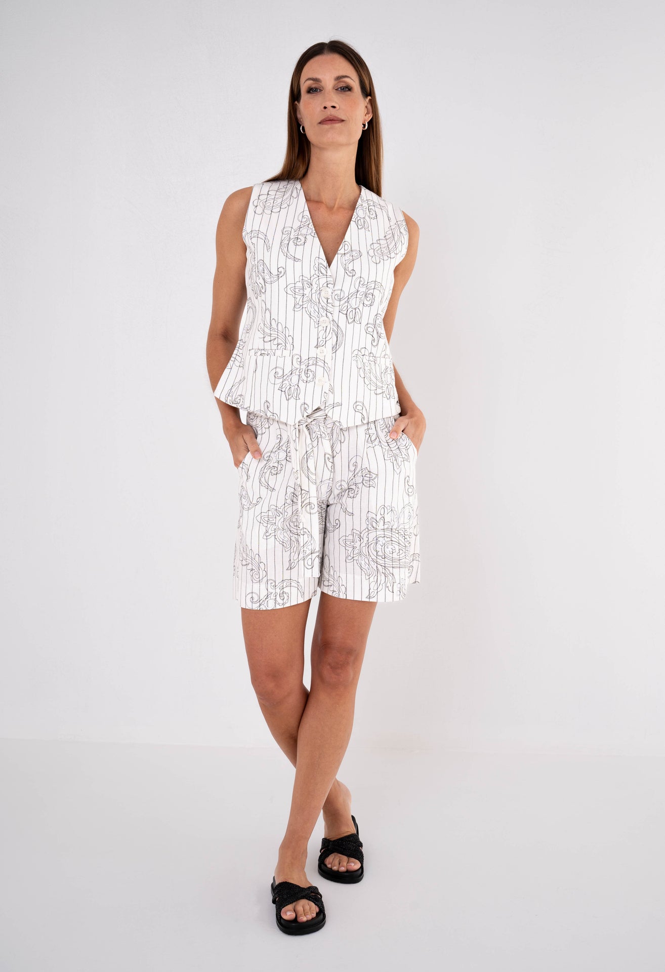 witte gilet met print, knoopsluiting en twee zakken aan de voorzijde 