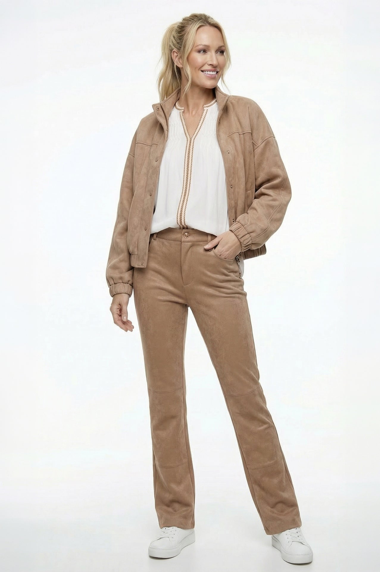 onze suedelook jas prosper in camel kleur matcht mooi met deze broek in dezelfde kleur en stof