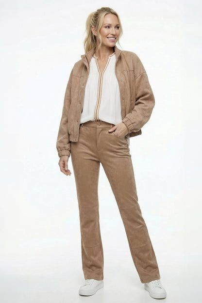 onze suedelook jas prosper in camel kleur matcht mooi met deze broek in dezelfde kleur en stof