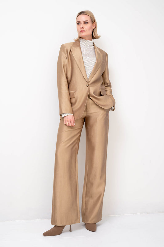 model draagt gouden damesbroek met bijpassende blazer zora goud 
